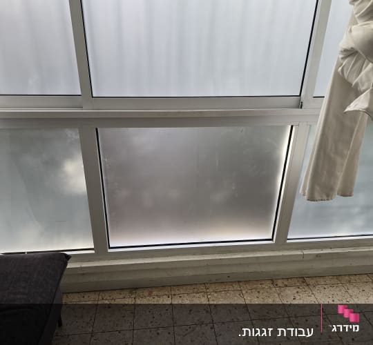 ציפוי חלבי או זכוכית חלבית בחלון גדול במסגרת אלומיניום